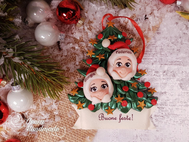 Albero di Natale standard con rappresentazione della famiglia o amici. Nomi personalizzati. Modellato e dipinto a mano in argilla polimerica.