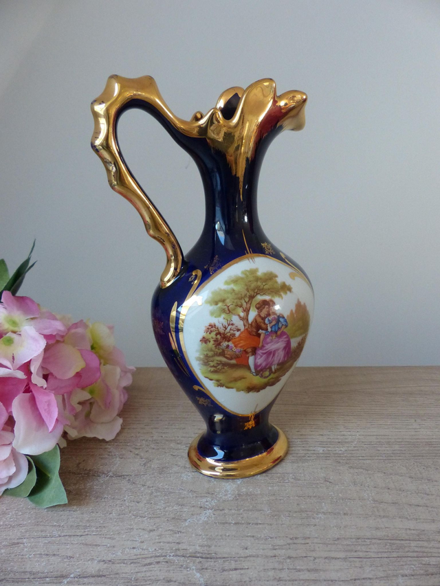 Ancien vase soliflore bleu cobalt et doré en porcelaine, aiguillère carafe romantique scène galante France, cadeau couple, décoration maison