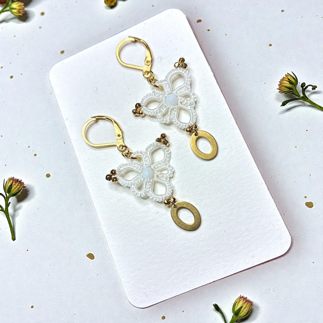 Boucles d'oreilles en dentelle de frivolité avec perles et breloque