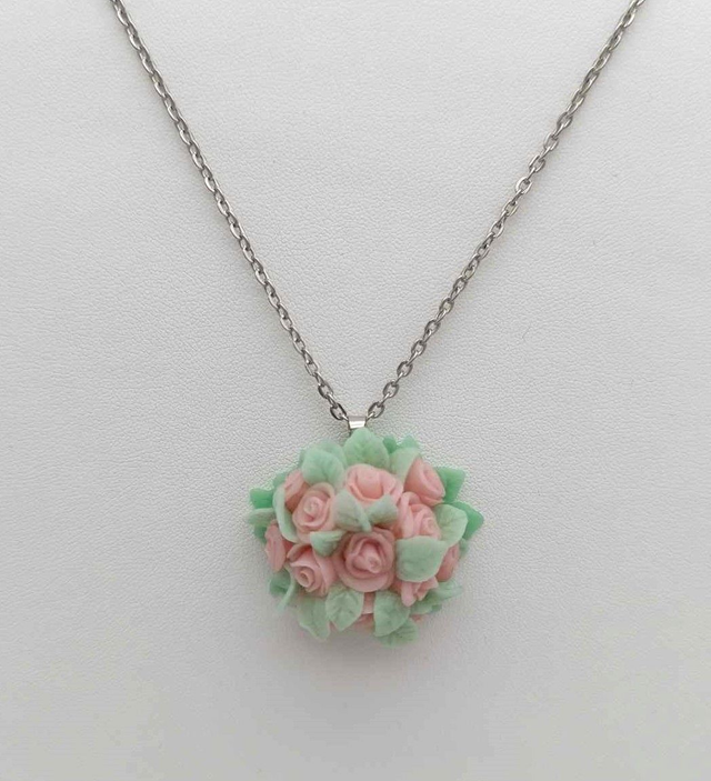 Collier en porcelaine froide Bouquet de roses