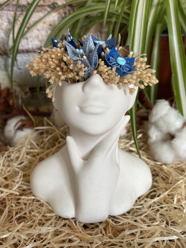 Vase pour fleurs séchées : Visage avec main en Jesmonite - Blanc