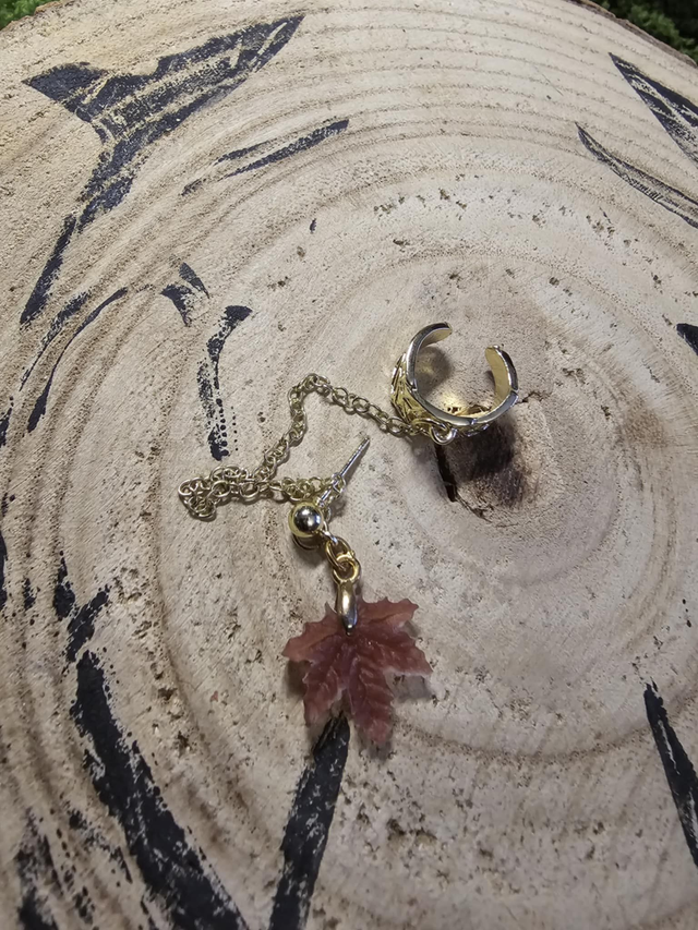 Manchette dorée et sa feuille d'érable rouge