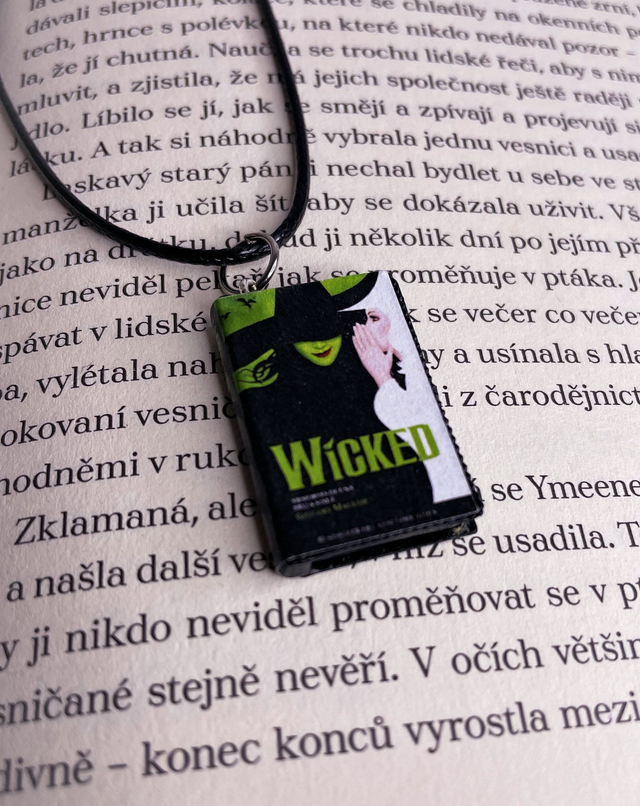 Náhrdelník mini knížka Wicked