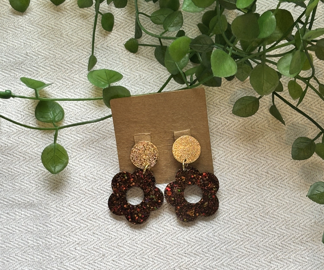Boucles d’oreilles résine motif fleur marron et dorées à paillettes 