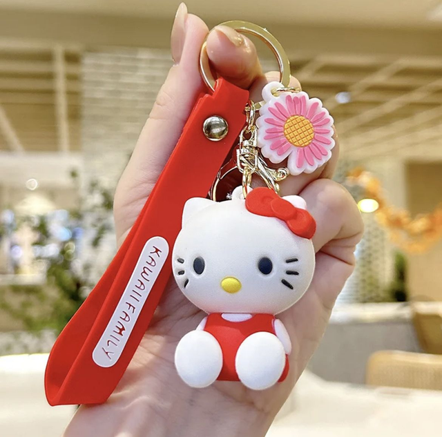 0156 - Hello Kitty - zittend - rood