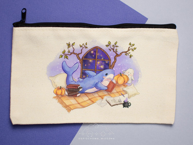 Piórnik Blahaj czytający | IKEA