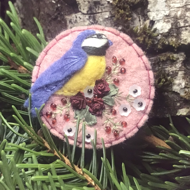 Broche mésange camay/bordeaux ronde 