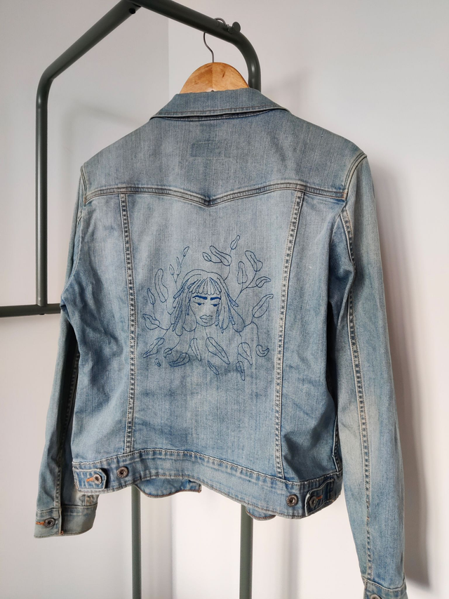 Veste en jean Levi's brodée - "Visage de louve"