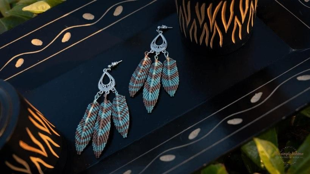 Boucles d&#039;oreilles plumes en micro-macramé 
