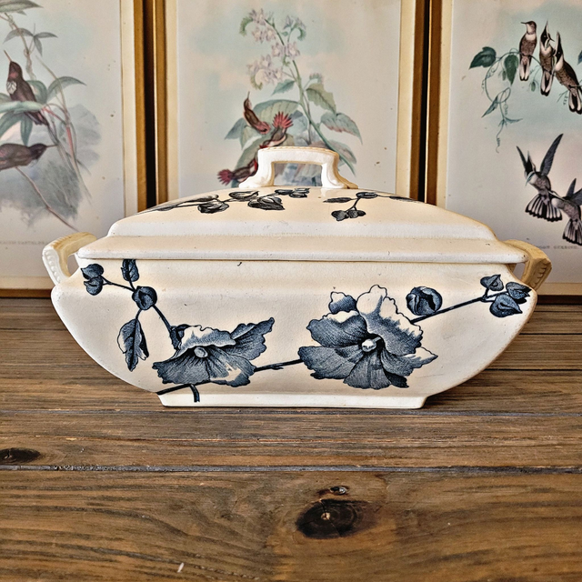 X Légumier terre de fer Emile Bourgeois Grand Dépôt, décor floral bleu