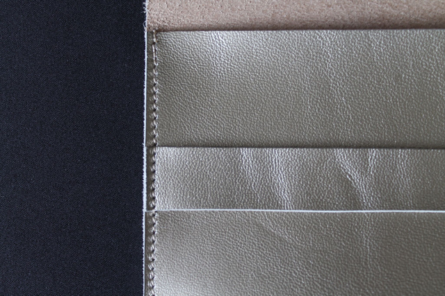 Etui à lunettes plat, cuir veau doré, fermeture à rabat avec bride et le logo peint couleur blanc à l’intérieur