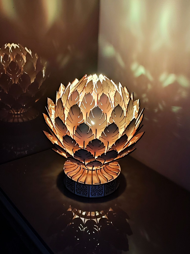 Lampe design “Lotus” – Bois découpé au laser – LED multicolore + télécommande (sur commande)