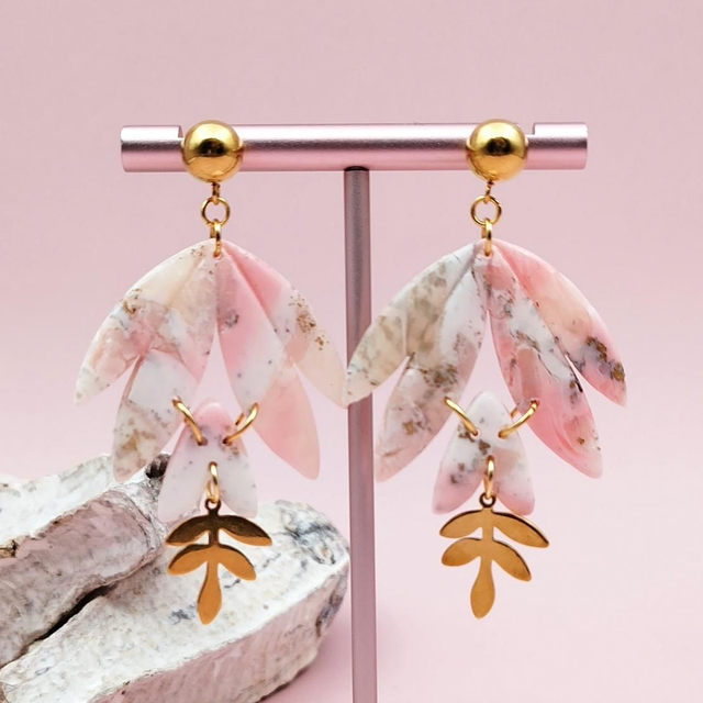 Boucles d&#039;oreilles Feuille &quot;folia&quot; Effet Marbre Blanc, Rose et Doré