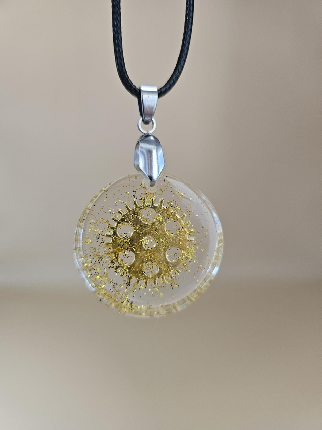 Pendentif en résine - Engrenage doré 2