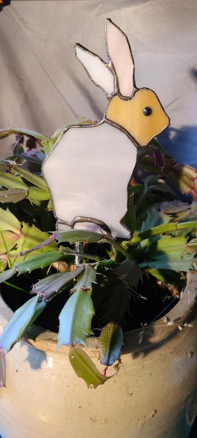 Lapin en verres gris clair  et beige opalescents.  