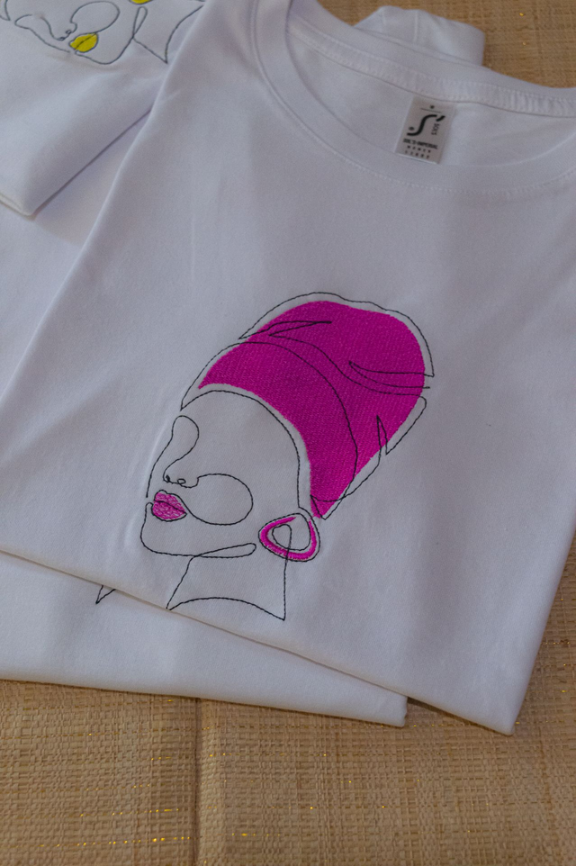 Tee-Shirt Femme "Femme minimaliste avec boucles d'oreilles" 