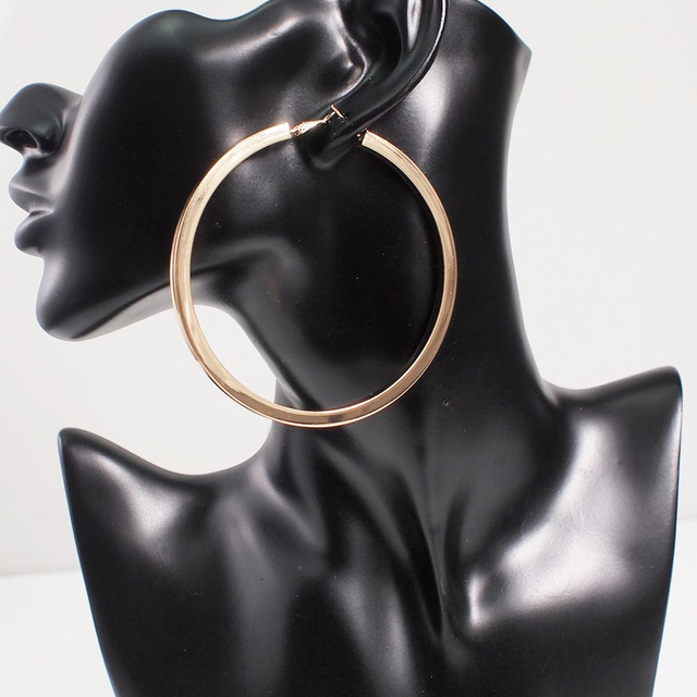 Brincos de argola ⭕ dourada em metal não aço, formato de tubo quadrado.