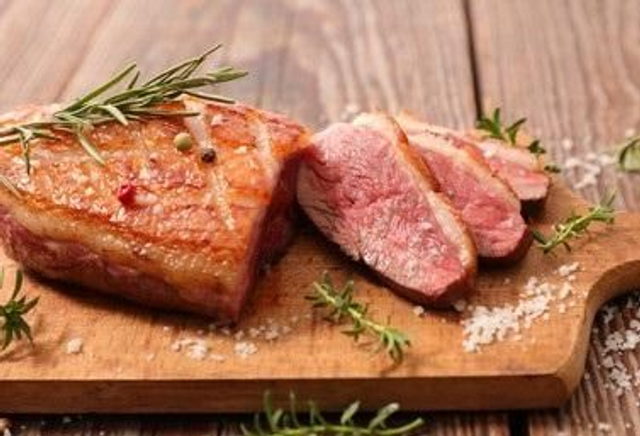 Menu 4. Franse geroosterde eendenborst, aardappelpuree met zwarte truffel 