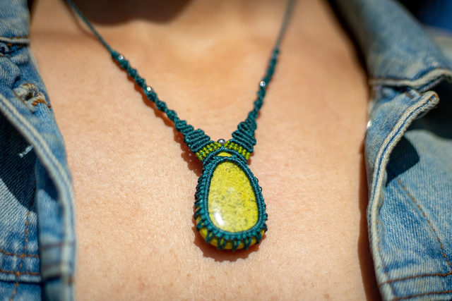 Collier micro-macramé Opale verte