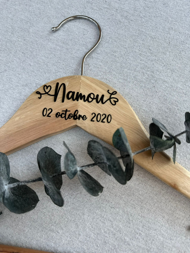 Cintre en bois gravé