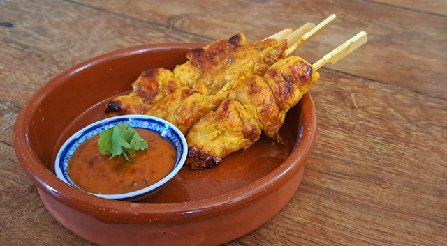 Brochettes de poulet marinées (Kai Satay