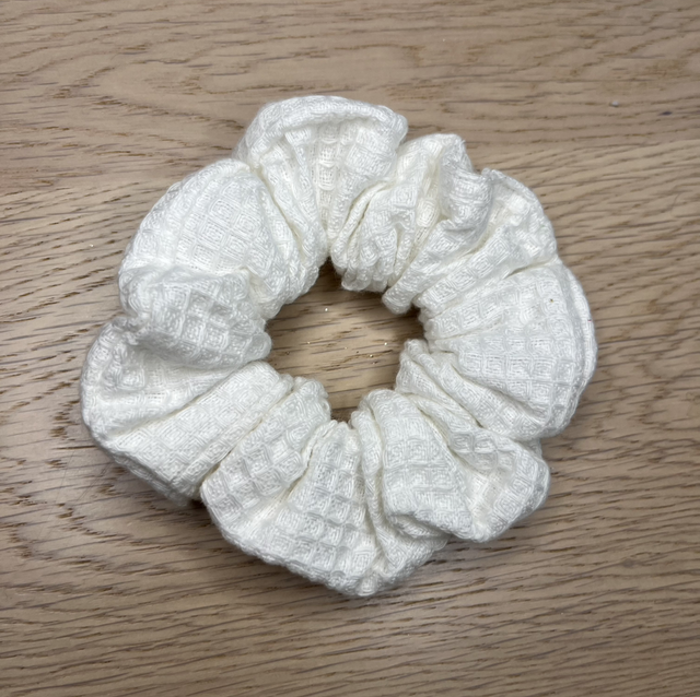 Valkoinen vohveli hiusdonitsi