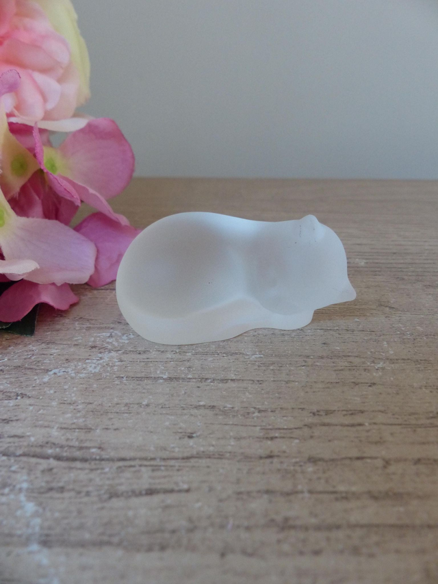 Figurine vintage Franklin Mint – Chat endormi en verre dépoli – style Art Nouveau – collection Curio Cabinet Cats 1986