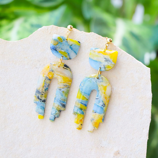 Statementohrringe aus Polymerton im Boho-Stil mit blau-gelbem Muster und goldenen Blattmetall