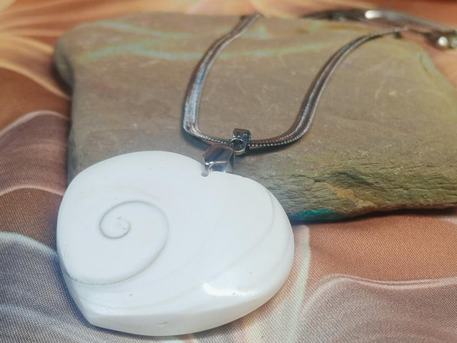 Pendentif cœur œil de Sainte-Lucie