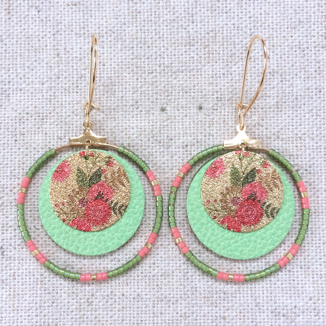 Boucles d’oreilles « Seguidilla largo » dorées, cuir vert pastel et perles Miyuki vertes et rose