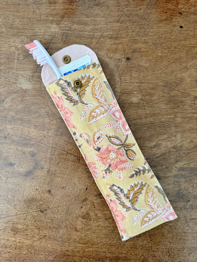 Étui à brosse à dents / ou à couverts