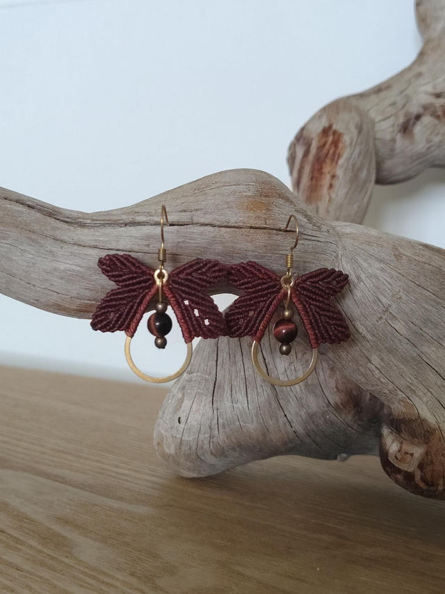 Boucles d&#039;oreilles feuilles en macramé 