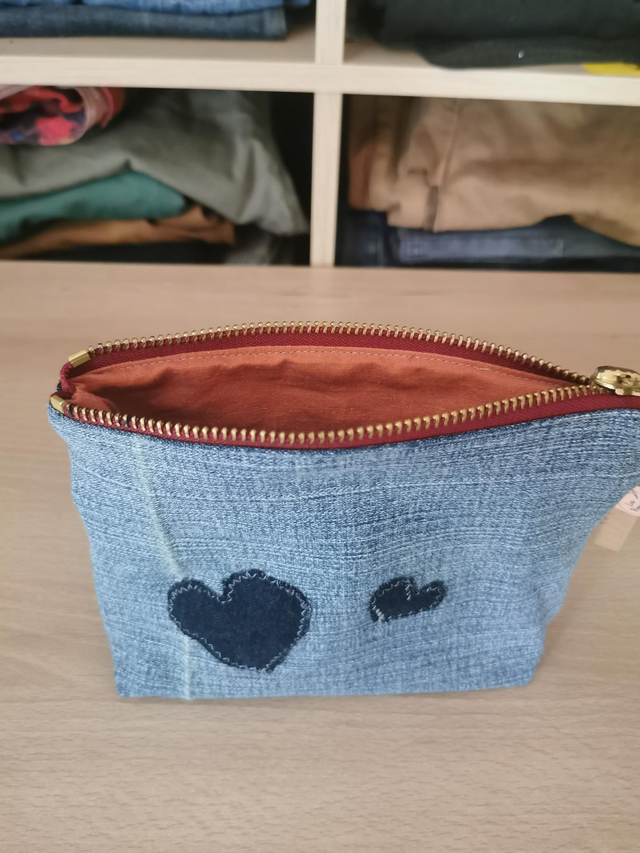 Trousse en tissu recyclé - 2 coeurs