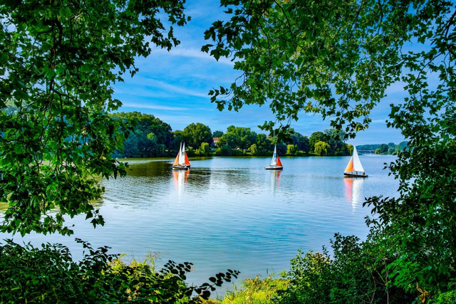 Ufer mit Segelbooten
