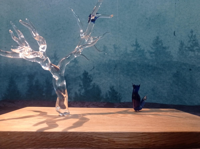 Le corbeau et le renard. Socle chêne. 25/30/20 cm