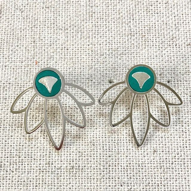 Puces d’oreilles à plateau avec marqueterie de cuir vert profond et feuilles ajourées en acier inoxydable