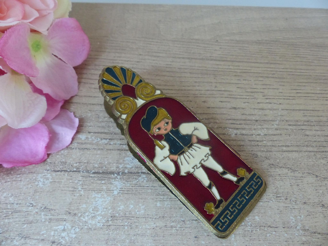 Pince à courrier vintage en laiton émaillé peint main – motif couple grec en tenue traditionnelle – pince à papier décorative pour bureau