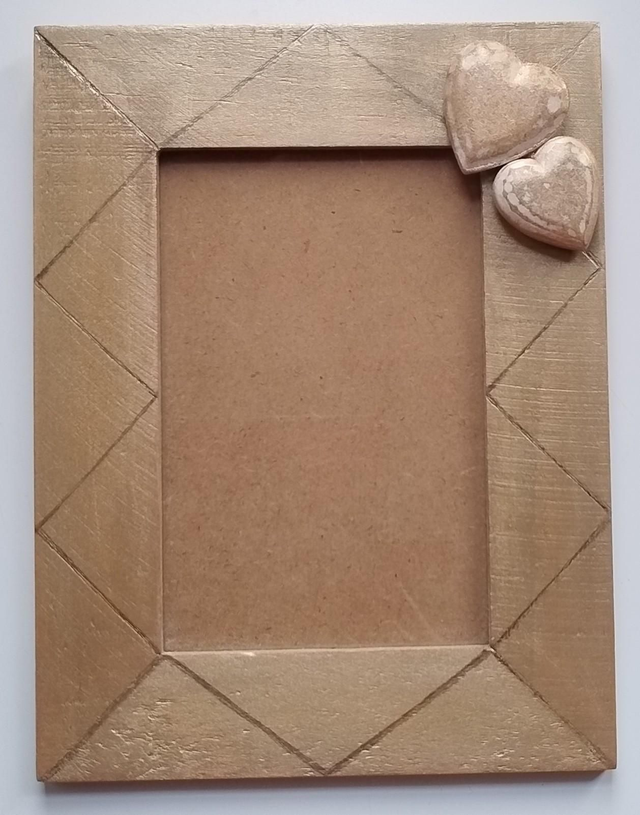 Photo frame with geometric embellishment (gold)