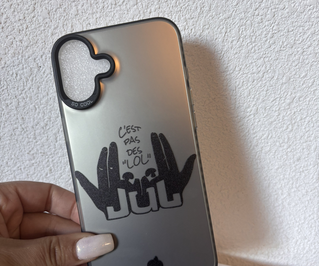 Coque Le J iPhone 16 grise 