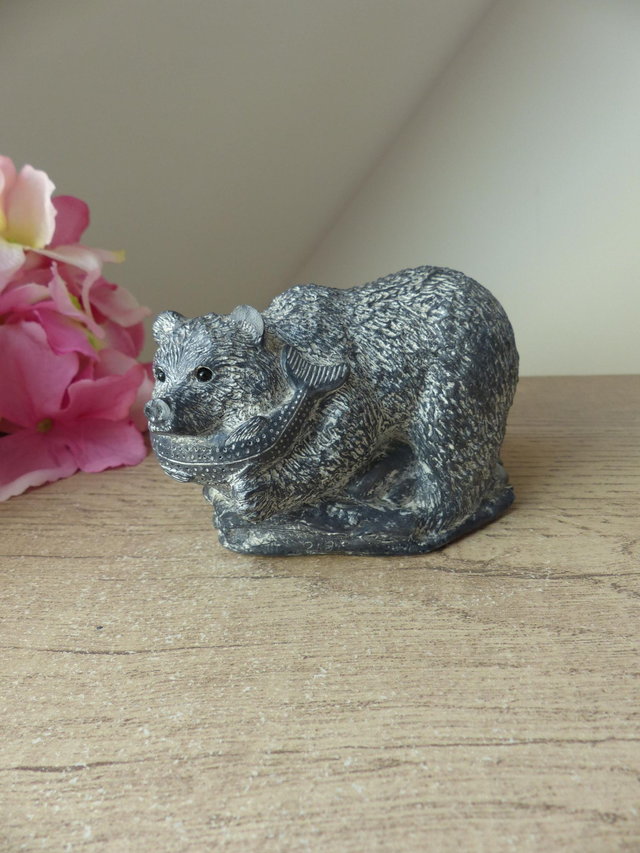 Sculpture d'ours attrapant un poisson, pierre de savon Wolf Original, figurine ours pierre fait main Canada, collection animaux art inuit