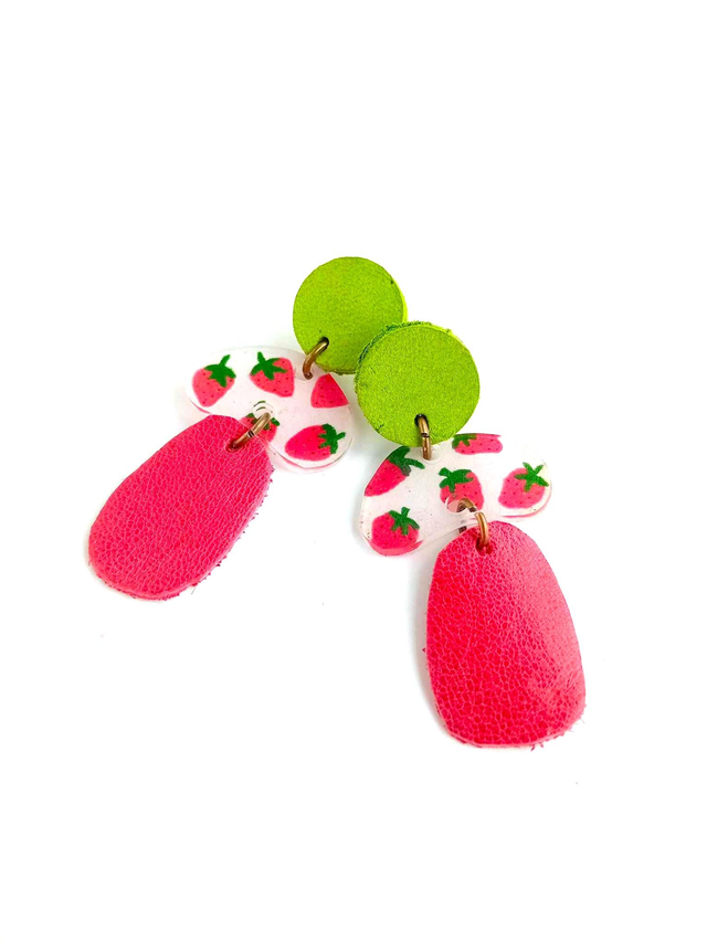 Boucles d&#039;Oreilles Inspiration Années 70 - Chutes de CUIRS et PLASTIQUE FOU - Fraises - Pièces Artisanales et Uniques