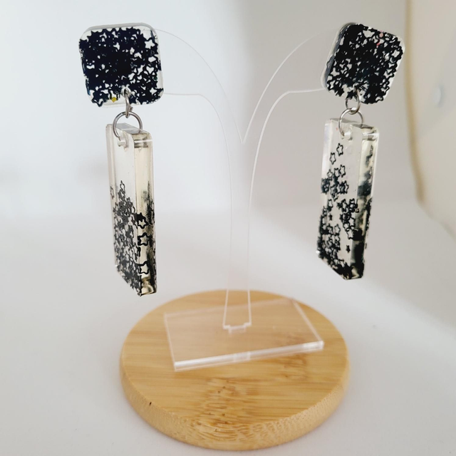 BOUCLE D’OREILLE PENDANTE TRANSPARENT AVEC PAILETTE NOIR 