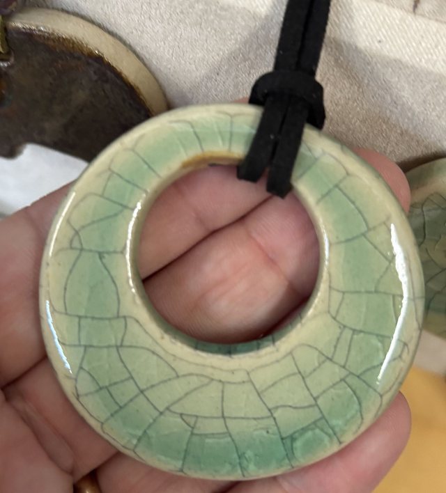 Collana con ciondolo rotondo con buco