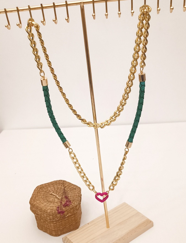 Collier Love – Sautoir doré en acier inox & simili cuir vert, attache cœur rose