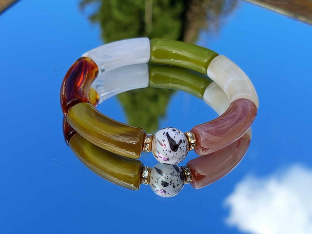 Bracelet perles tubes incurvées acrylique Uma Vana