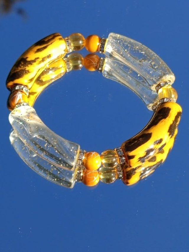 Bracelet perles tubes Arya Indrani léopard jaune et paillettes or 