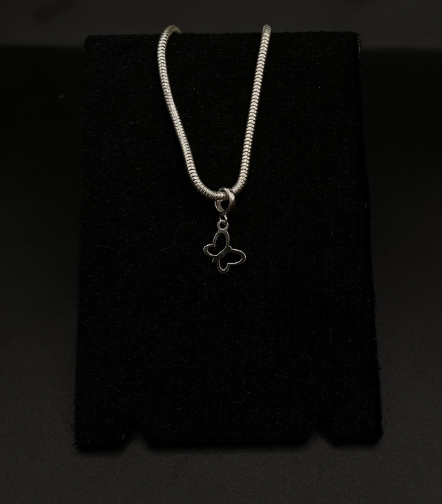 Berloque borboleta vazada