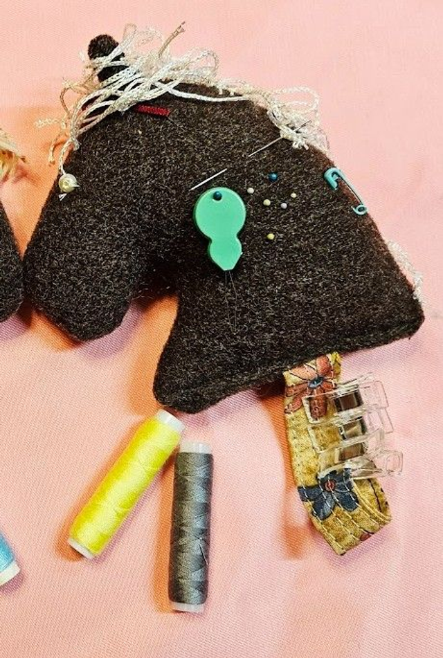 Neulatyyny paketti - pincushion kit