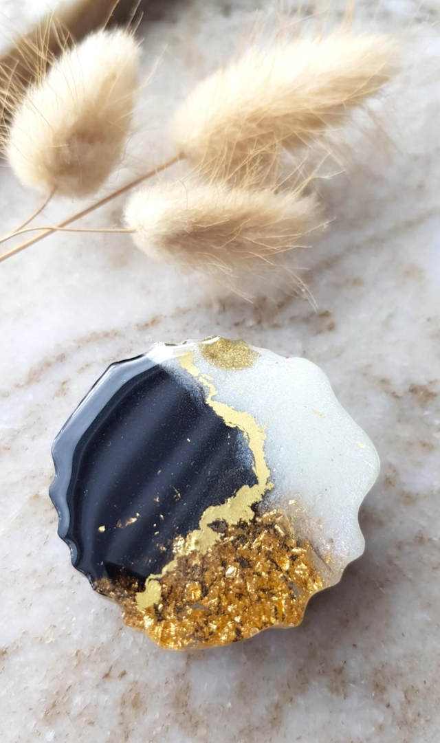 Phone Grip - Black and white with gold