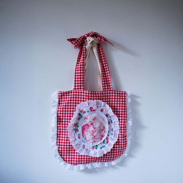 Tote Bag – Motif vichy rouge et scène toile de Jouy